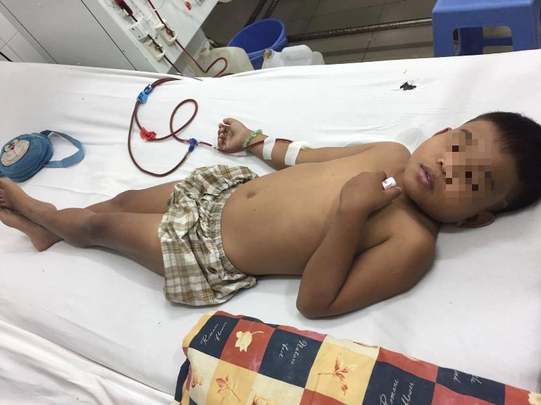 Có bé ra đi ngay lúc tay vẫn còn cắm kim, nhìn cảnh đó, vợ tôi cứ khóc nấc lên”-2