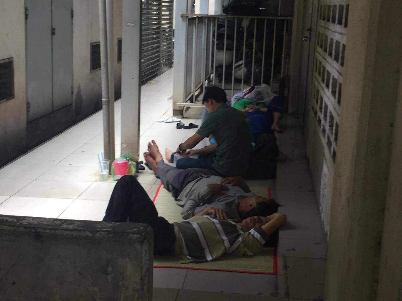 Có bé ra đi ngay lúc tay vẫn còn cắm kim, nhìn cảnh đó, vợ tôi cứ khóc nấc lên”-3