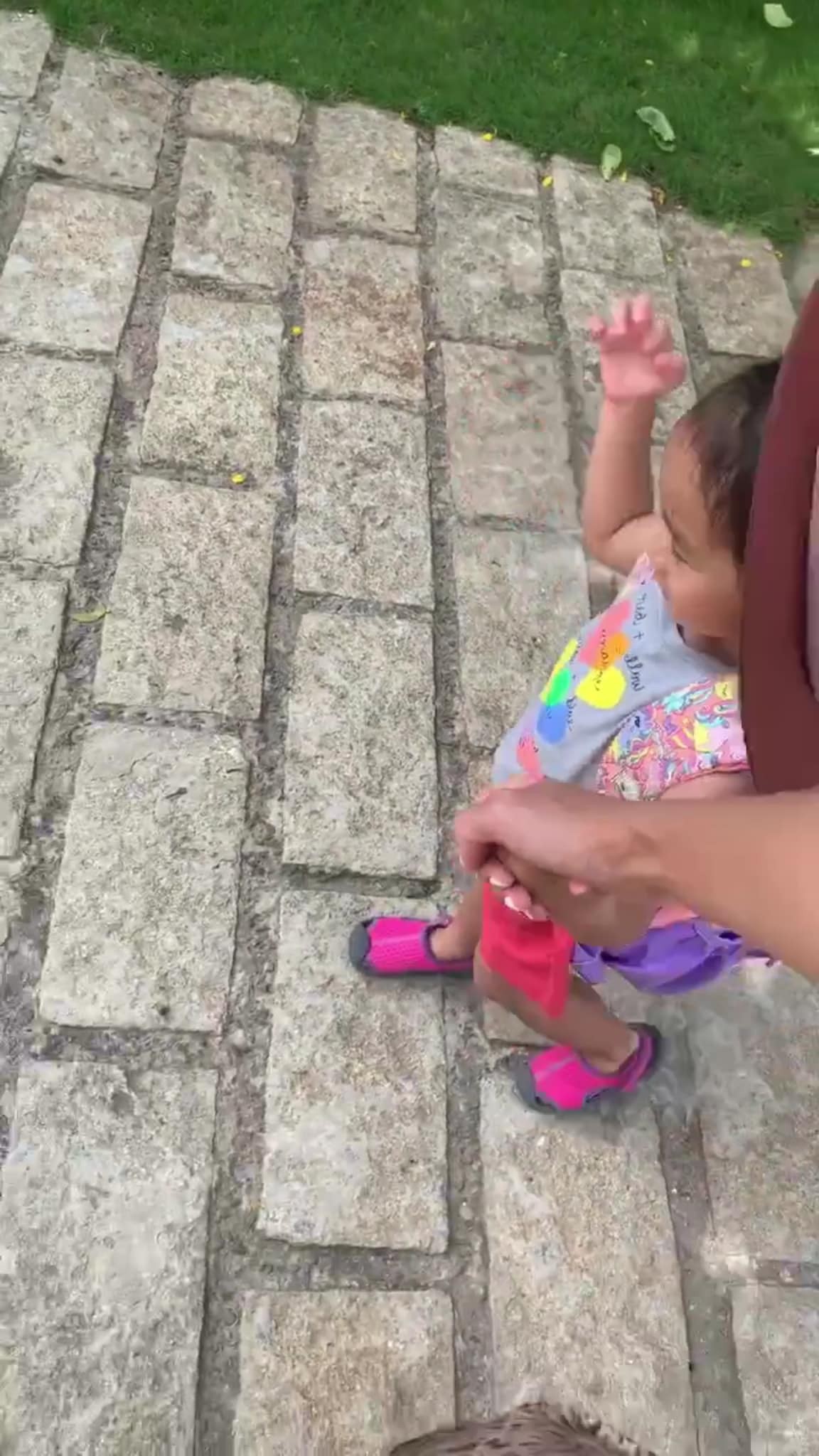 Tăng Thanh Hà dắt con gái đi học, vô tình làm lộ mặt gương mặt cô bé vì sự cố bất ngờ-2