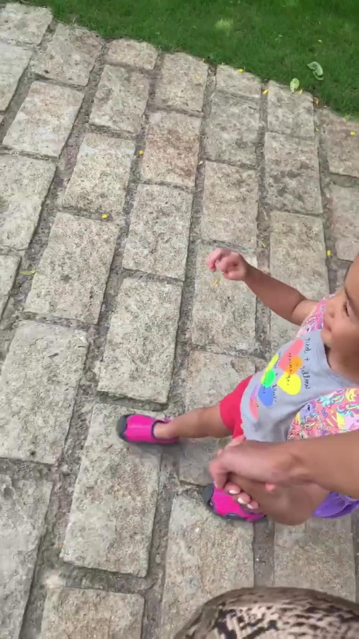 Tăng Thanh Hà dắt con gái đi học, vô tình làm lộ mặt gương mặt cô bé vì sự cố bất ngờ-3