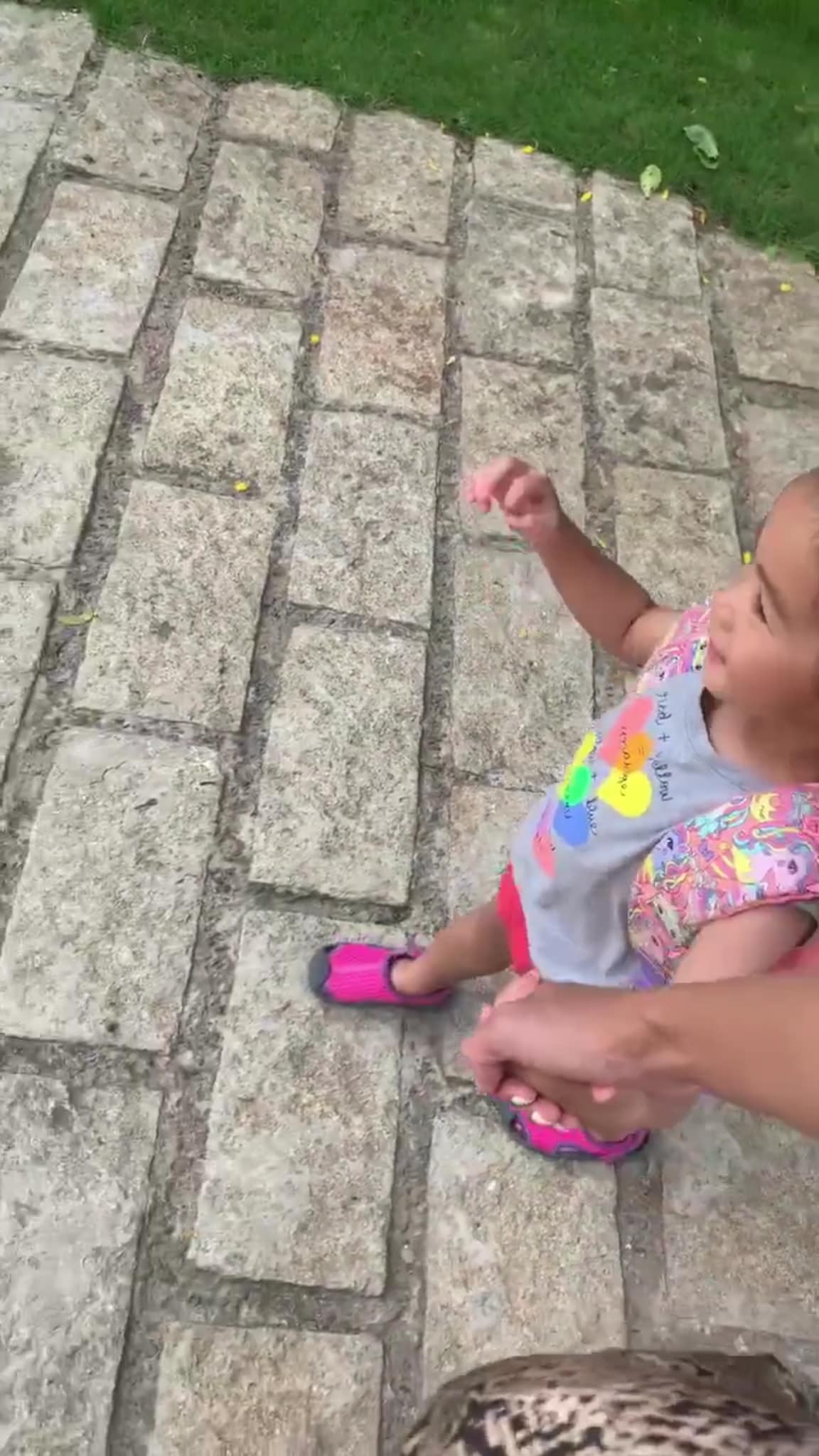 Tăng Thanh Hà dắt con gái đi học, vô tình làm lộ mặt gương mặt cô bé vì sự cố bất ngờ-4