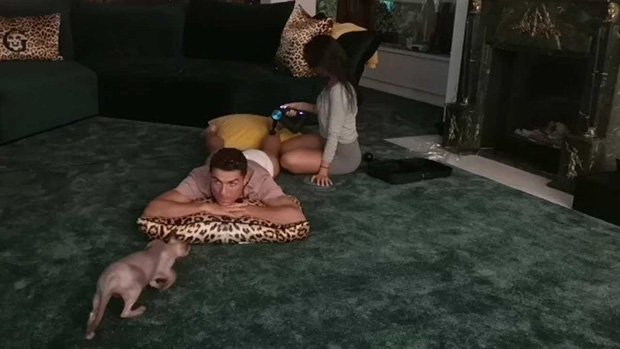 Số hưởng nhất phải là Ronaldo: Thoải mái nằm vuốt mèo xem bóng đá, lại còn được bạn gái xinh đẹp chăm sóc đặc biệt-1