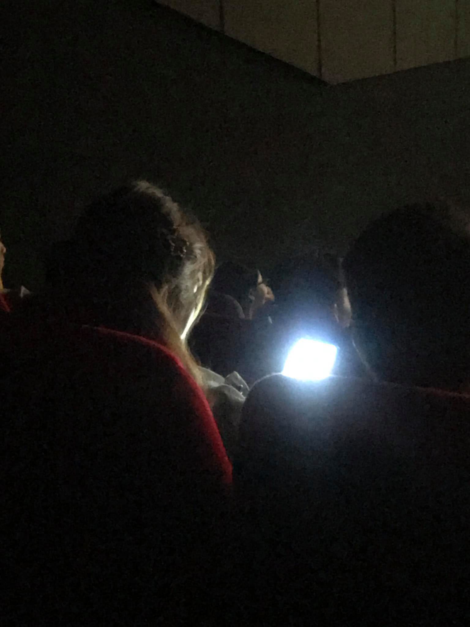 Dùng điện thoại trong rạp chiếu phim, cô gái lại tỏ thái độ khi được nhắc nhở khiến dân mạng phẫn nộ-3