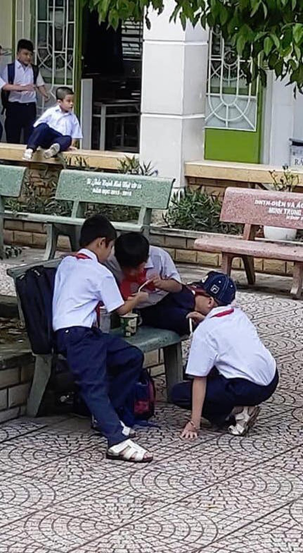 Khoảnh khắc đáng yêu nhất ngày: 3 cậu học sinh chia nhau ly mỳ ở ghế đá, tình anh em chí cốt đẹp đến thế là cùng-1