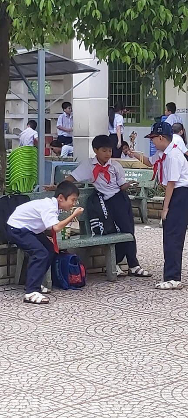 Khoảnh khắc đáng yêu nhất ngày: 3 cậu học sinh chia nhau ly mỳ ở ghế đá, tình anh em chí cốt đẹp đến thế là cùng-2