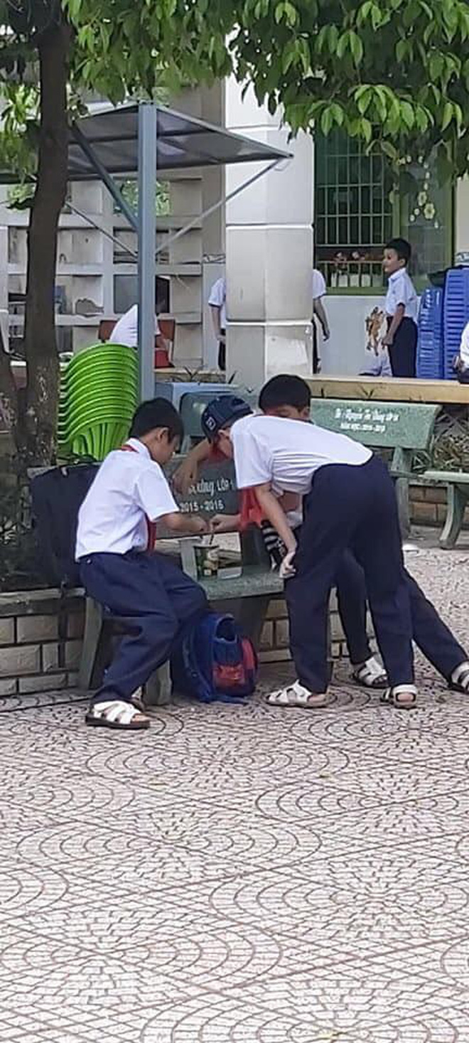 Khoảnh khắc đáng yêu nhất ngày: 3 cậu học sinh chia nhau ly mỳ ở ghế đá, tình anh em chí cốt đẹp đến thế là cùng-4