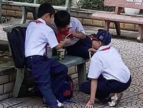 Khoảnh khắc đáng yêu nhất ngày: 3 cậu học sinh chia nhau ly mỳ ở ghế đá, tình anh em chí cốt đẹp đến thế là cùng