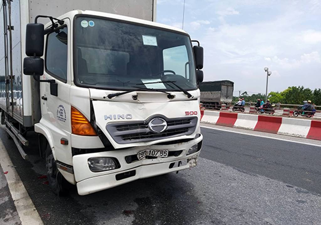 Cầu Thanh Trì kẹt cứng vì xe tải đè bẹp xe con, chắn ngang đường-4