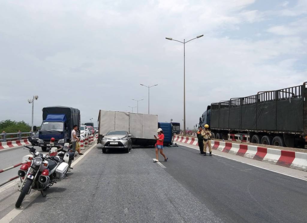 Cầu Thanh Trì kẹt cứng vì xe tải đè bẹp xe con, chắn ngang đường-6