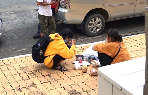 Bữa cơm giữa sân trường của người mẹ nghèo và cô sinh viên năm nhất-1