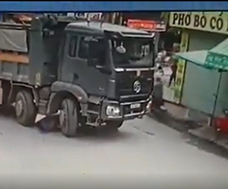 Clip thót tim: Người phụ nữ bị xe ben cán qua người nhưng may mắn sống sót-1