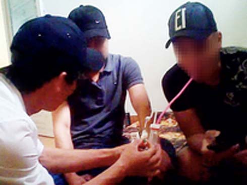 Tiếp viên ăn mặc hở hang phục vụ khách chơi ma tuý ở nhà hàng trung tâm Sài Gòn-4