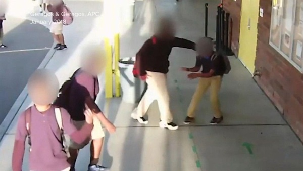 Cậu bé bị bắt nạt đến mức tổn thương não vĩnh viễn, bằng chứng có đủ nhưng thái độ của nhà trường lại gây phẫn nộ hơn cả-1