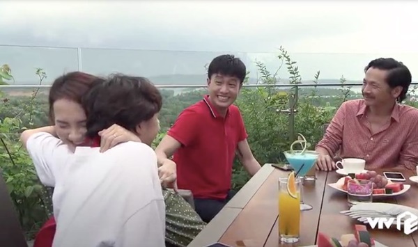 Kết phim Về nhà đi con ngoại truyện: Thư có bầu lần 2, Quốc quỳ gối cầu hôn Huệ-3