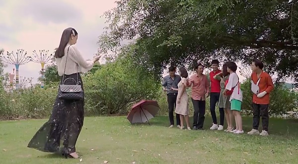 Kết phim Về nhà đi con ngoại truyện: Thư có bầu lần 2, Quốc quỳ gối cầu hôn Huệ-6