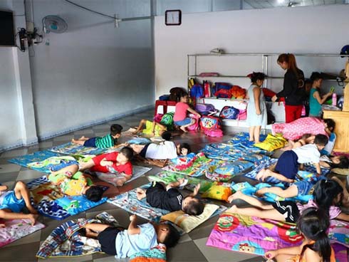 Học phí 20 triệu, cơ sở mầm non nhốt trẻ vào tủ quần áo-3