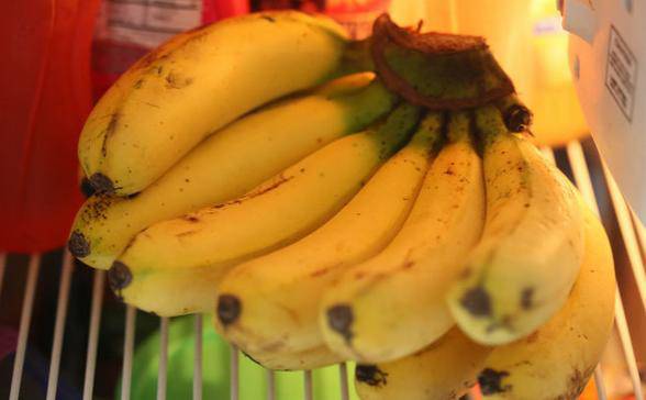 Vì sao không cho chuối vào tủ lạnh, nếu cho mà chuối chuyển sang màu đen có ăn được không?-2