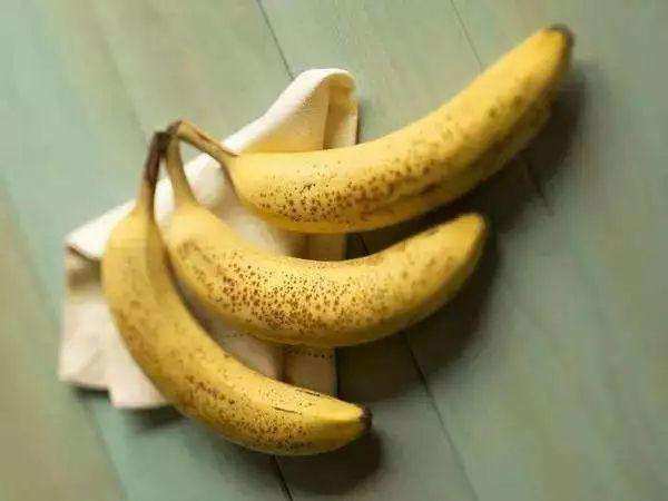 Vì sao không cho chuối vào tủ lạnh, nếu cho mà chuối chuyển sang màu đen có ăn được không?-3