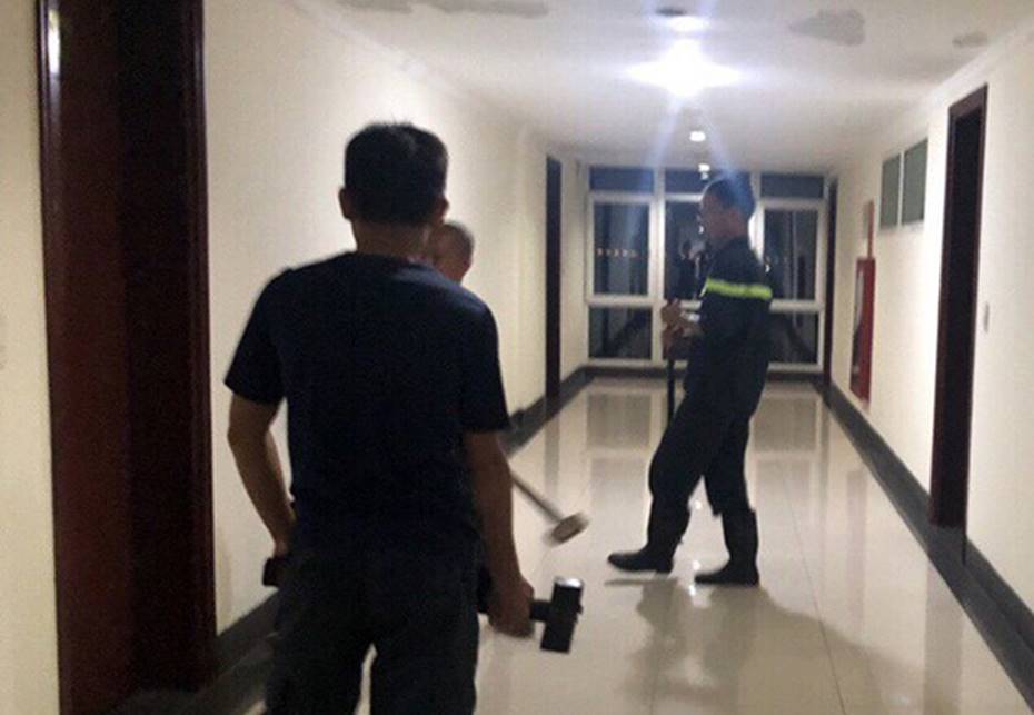 Giải cứu du khách người Pháp định nhảy lầu khách sạn tự tử-1