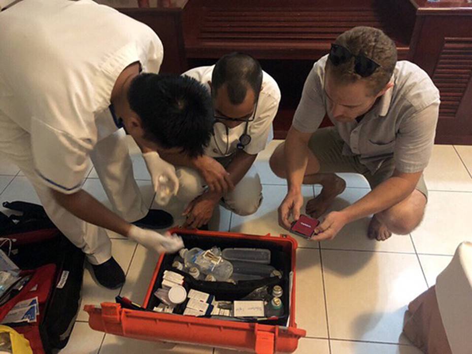 Giải cứu du khách người Pháp định nhảy lầu khách sạn tự tử-4