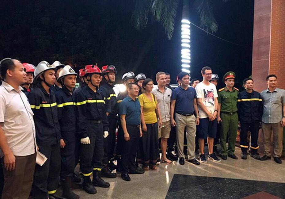 Giải cứu du khách người Pháp định nhảy lầu khách sạn tự tử-5