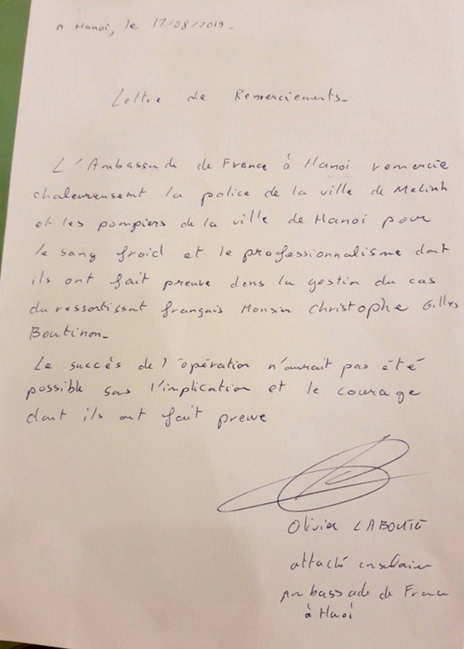 Giải cứu du khách người Pháp định nhảy lầu khách sạn tự tử-6