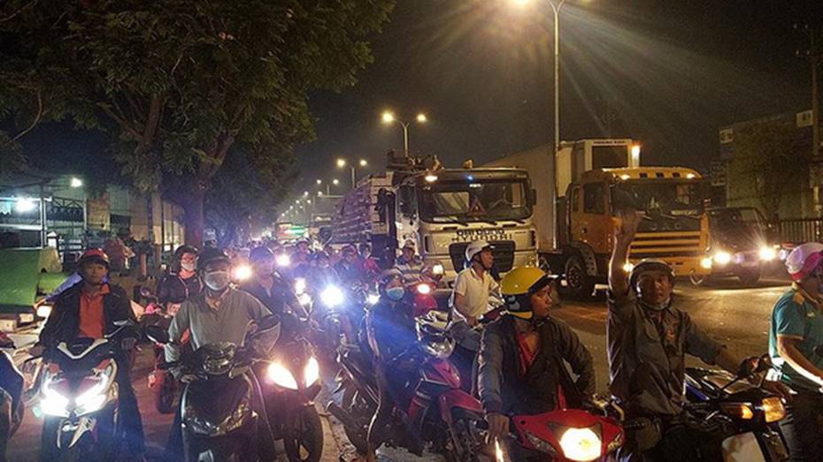 Clip: Xe tải lật ngang, gần 3 tấn cá rô bò lổn nhổn trên quốc lộ-3