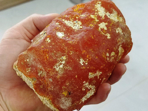 Vô tình vớ được cục đá lạ nghi long diên hương, chủ nhân bán vội cũng được tiền tỷ-3