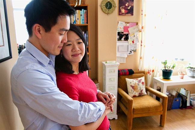 Mỗi đêm, thấy chồng bỏ ra ngoài phòng khách ngồi thừ ở đó 30 phút mới quay về phòng ngủ mà lòng tôi đau như cắt-1