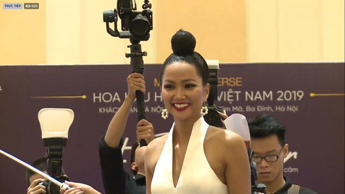 Kiểu tóc mới của H’Hen Niê: Sao lại giống Diệt Tuyệt sư thái thế này?-4