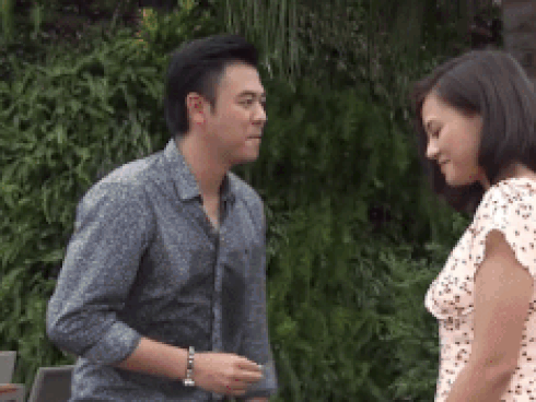 Màn cầu hôn lãng mạn ngay nơi đón các nhà vô địch SEA Games trở về-1