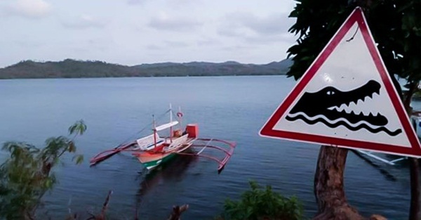 Hãi hùng khoảnh khắc bé trai 10 tuổi đang ngồi trên thuyền thì bị cá sấu lôi xuống nước ăn thịt, người nhà bất lực, chỉ lo chạy thoát thân-2