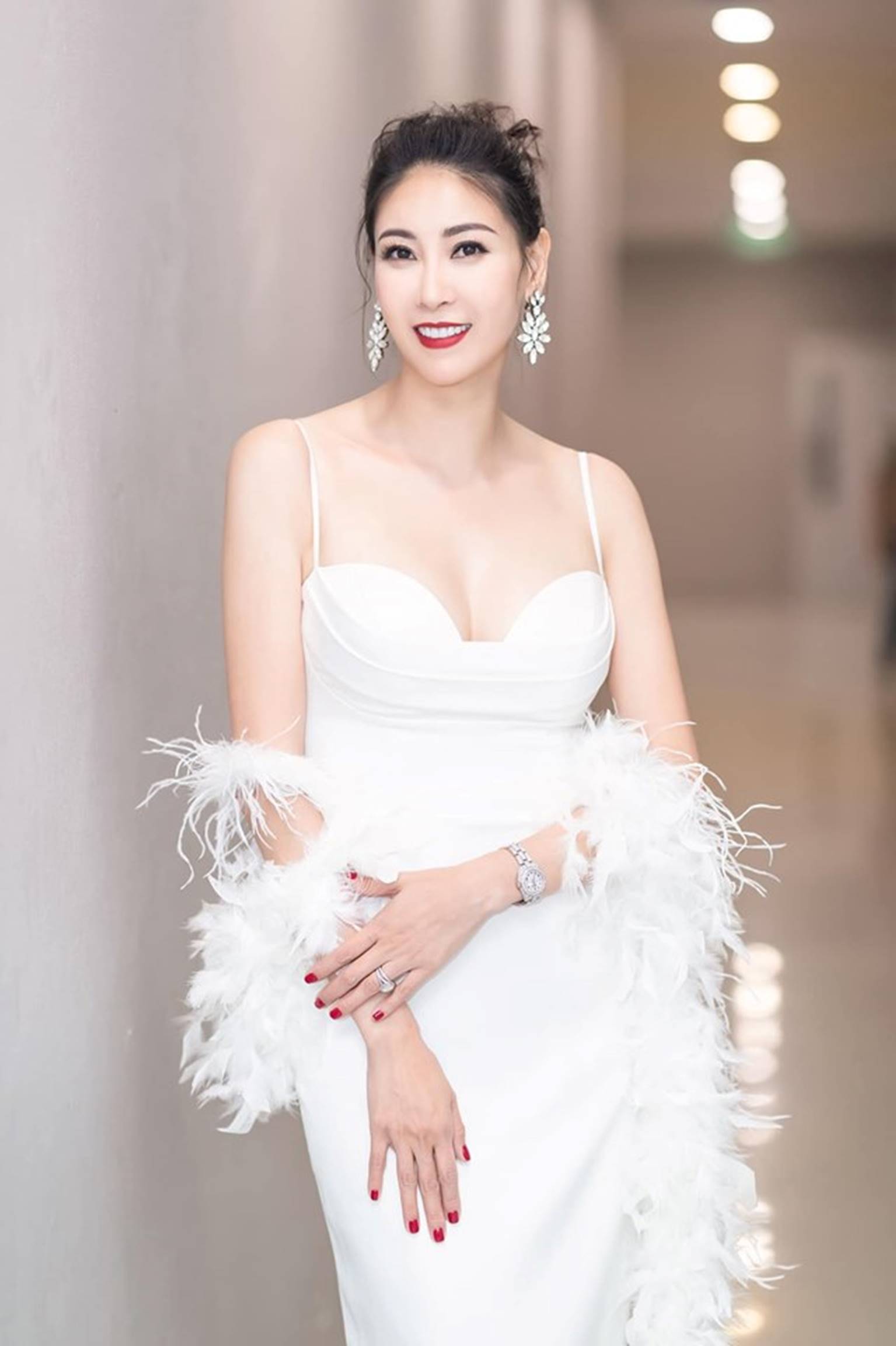 Hoa hậu Hà Kiều Anh mặc váy đẹp như thiên nga, cả showbiz ngước nhìn-1