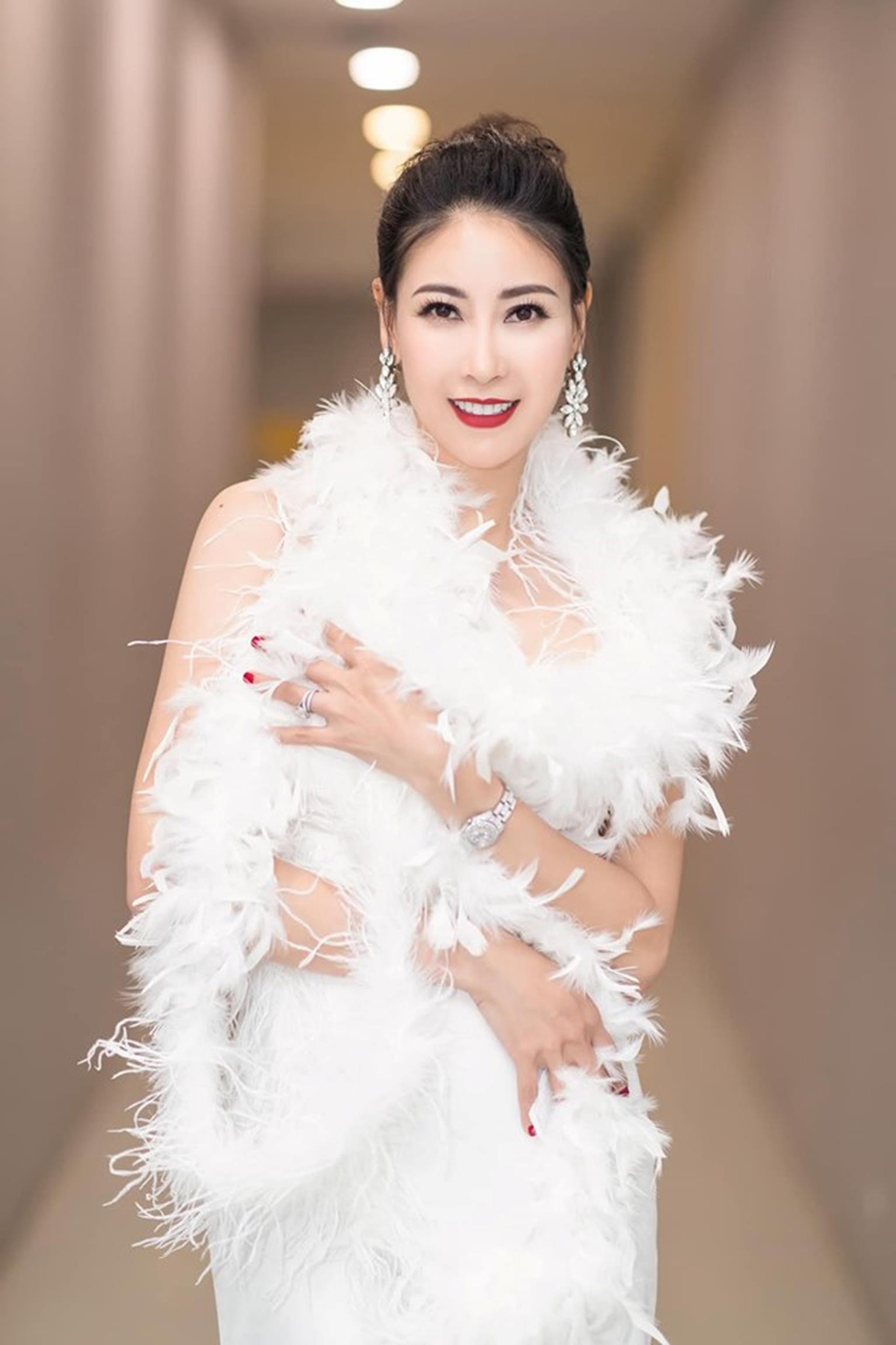 Hoa hậu Hà Kiều Anh mặc váy đẹp như thiên nga, cả showbiz ngước nhìn-2
