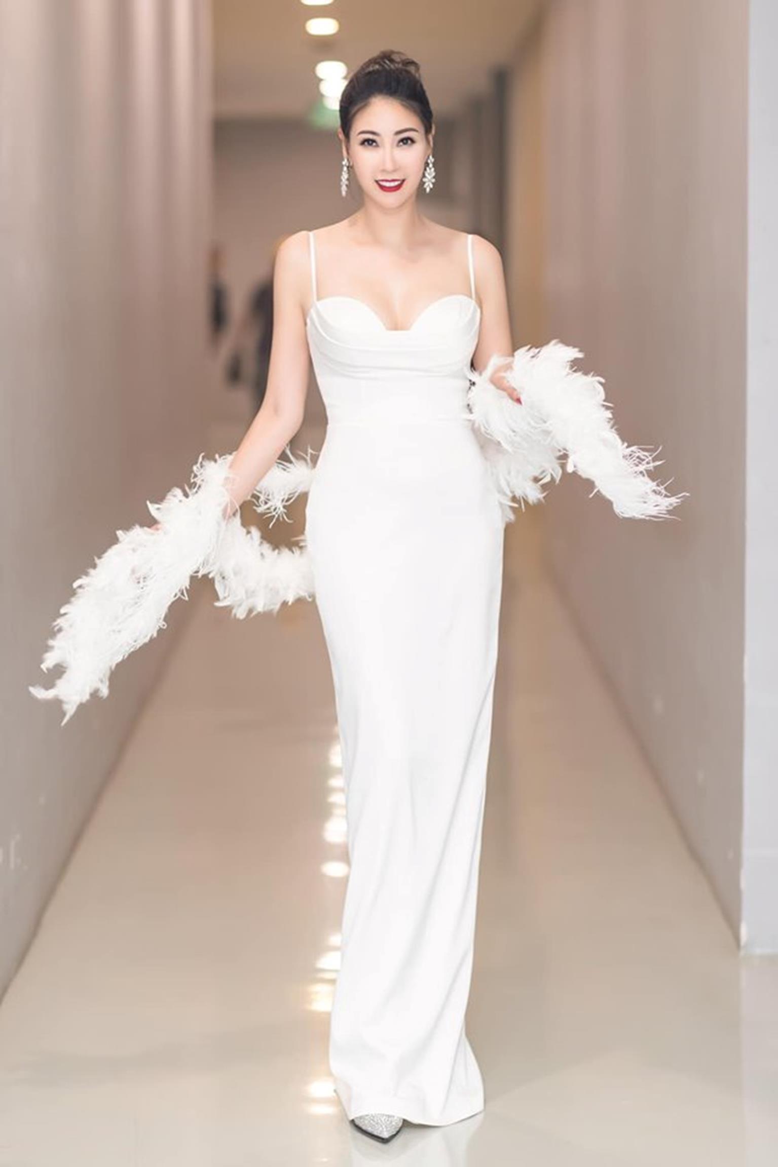 Hoa hậu Hà Kiều Anh mặc váy đẹp như thiên nga, cả showbiz ngước nhìn-3