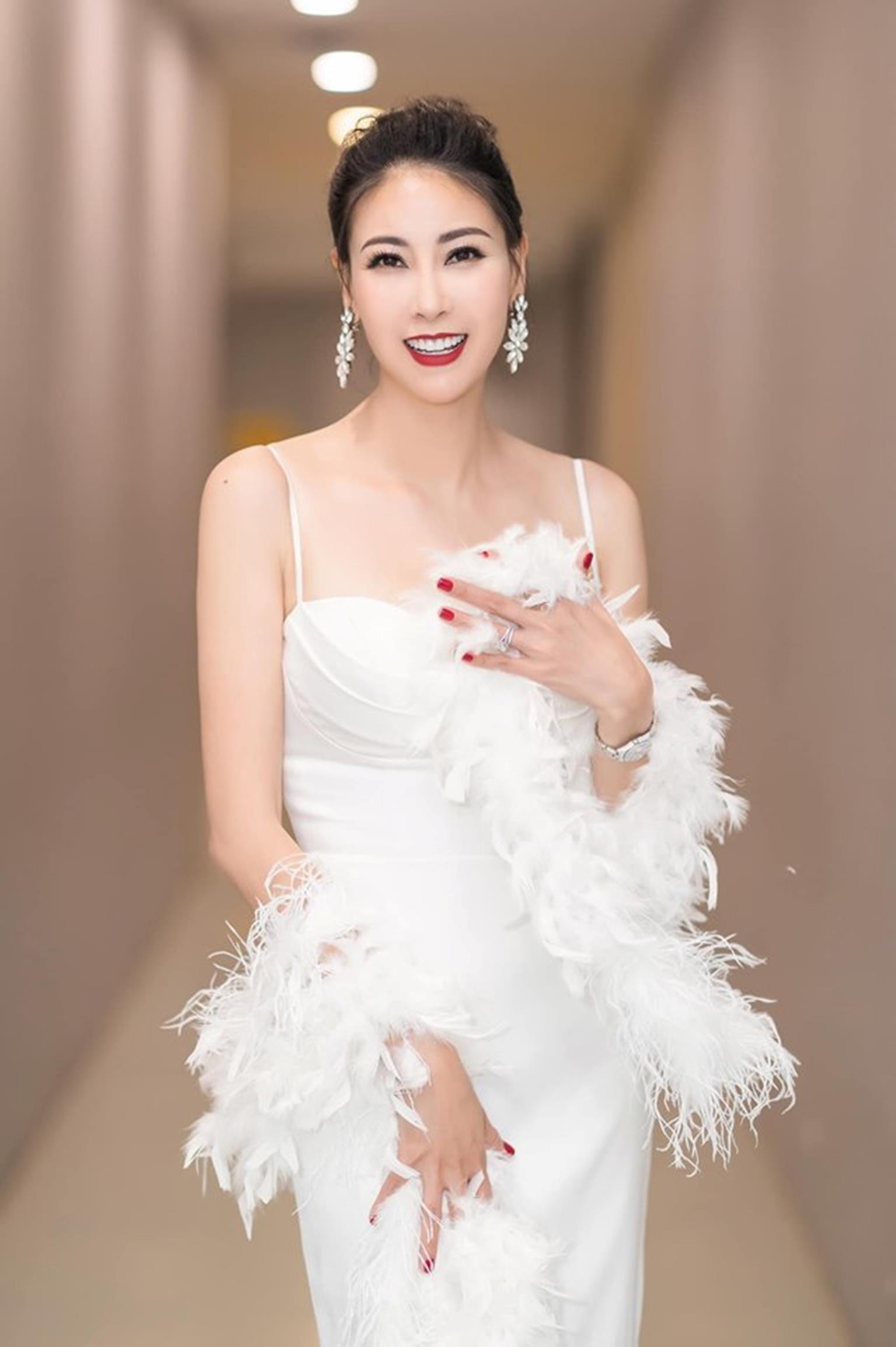 Hoa hậu Hà Kiều Anh mặc váy đẹp như thiên nga, cả showbiz ngước nhìn-5
