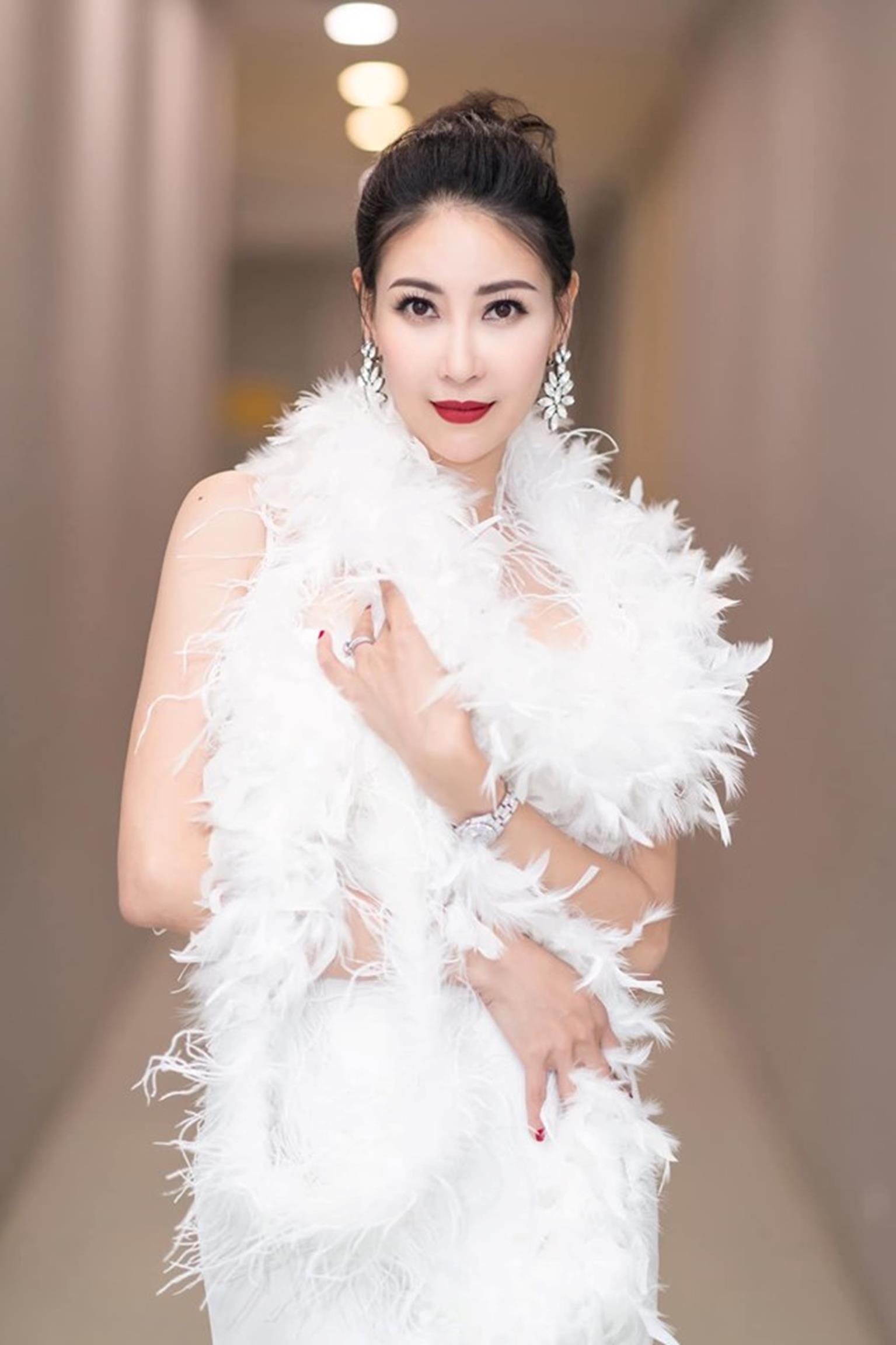 Hoa hậu Hà Kiều Anh mặc váy đẹp như thiên nga, cả showbiz ngước nhìn-6