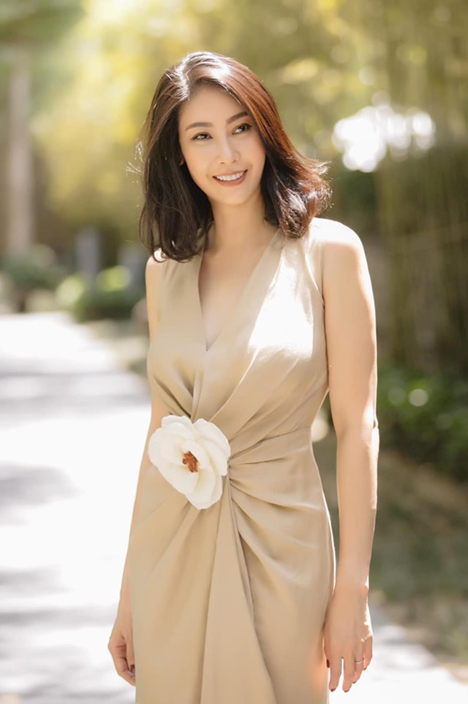 Hoa hậu Hà Kiều Anh mặc váy đẹp như thiên nga, cả showbiz ngước nhìn-8