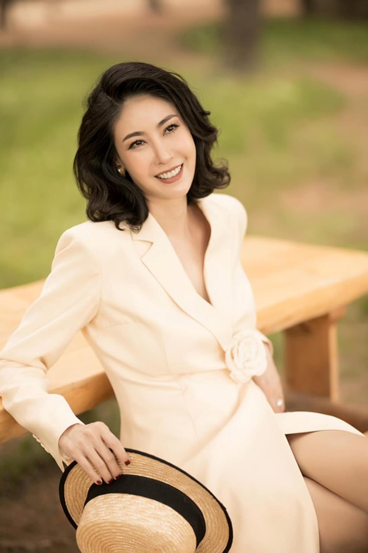 Hoa hậu Hà Kiều Anh mặc váy đẹp như thiên nga, cả showbiz ngước nhìn-9