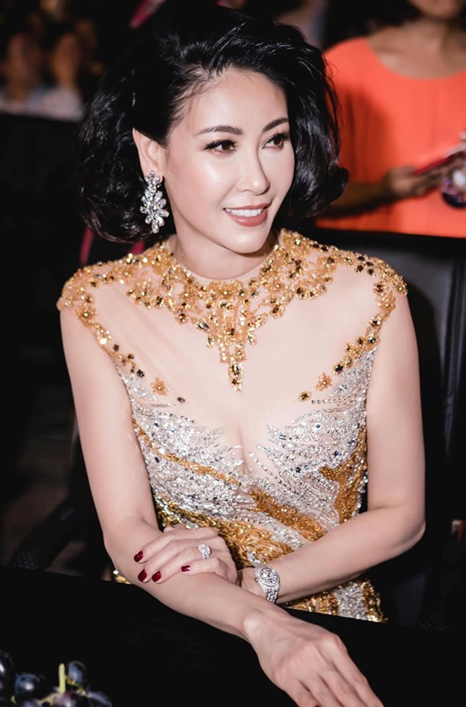 Hoa hậu Hà Kiều Anh mặc váy đẹp như thiên nga, cả showbiz ngước nhìn-11