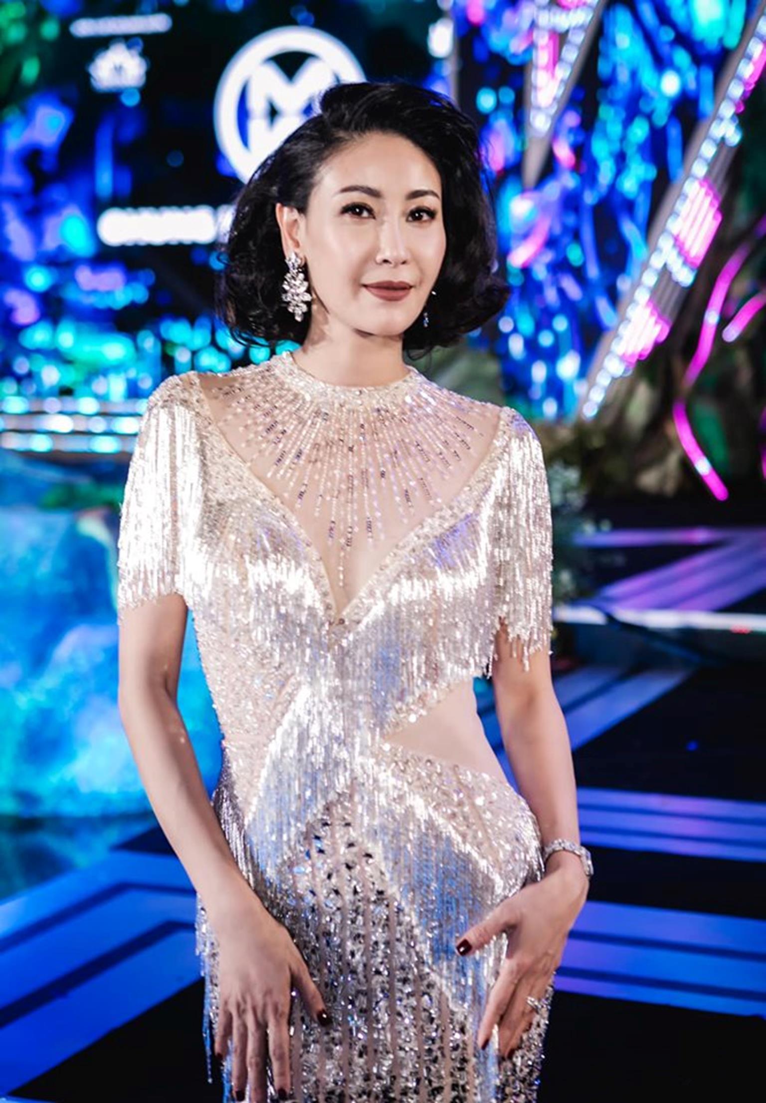 Hoa hậu Hà Kiều Anh mặc váy đẹp như thiên nga, cả showbiz ngước nhìn-12