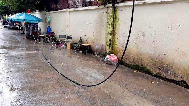 Dây điện rớt trúng người khiến khách uống cà phê bị giật tử vong-1