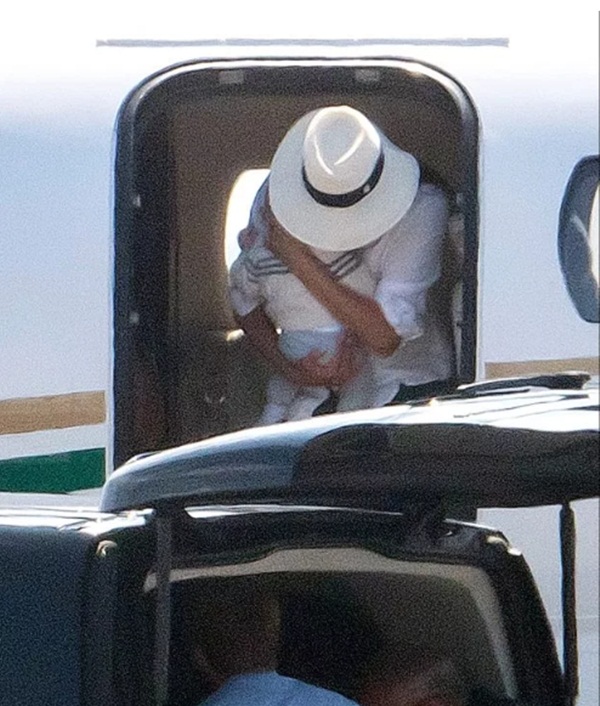Lộ ảnh Meghan Markle ôm chặt con không rời trong chuyến nghỉ dưỡng bí mật xa hoa ở Pháp, nhìn bé Archie ai cũng giật mình lo lắng-2