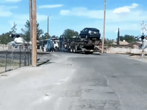 Lái xe ôtô lấn làn, khiêu khích tài xế khác-1