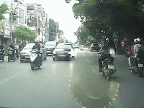 Bỏ xe máy giữa đường, quyết đối đầu ôtô đi lấn làn-1