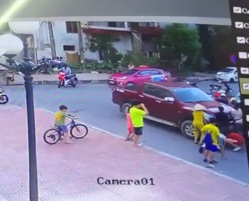 Bé trai chơi dưới lòng đường bị cuốn vào gầm xe bán tải, người dân phải nâng đầu xe để giải cứu cháu bé-3