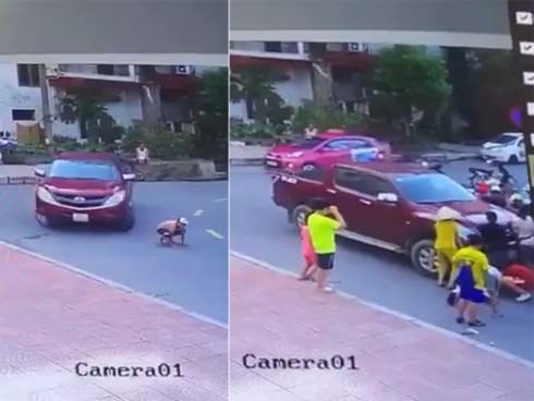 Bé trai chơi dưới lòng đường bị cuốn vào gầm xe bán tải, người dân phải nâng đầu xe để giải cứu cháu bé