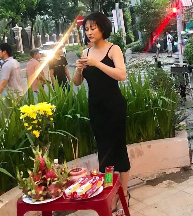 Mai Phương Thúy và sao Việt bị chê mặc phản cảm khi cúng Tổ nghề-1