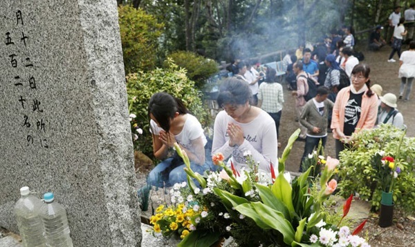 Vụ tai nạn máy bay thảm khốc khiến hơn 500 người tử nạn ở Nhật Bản và cái cúi đầu xin lỗi trong nước mắt của vợ phi công trưởng đã thiệt mạng-1