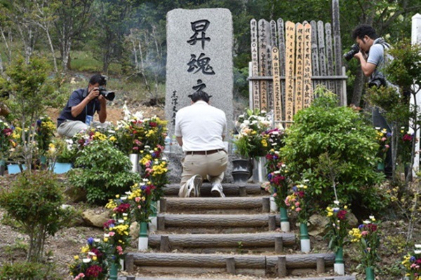 Vụ tai nạn máy bay thảm khốc khiến hơn 500 người tử nạn ở Nhật Bản và cái cúi đầu xin lỗi trong nước mắt của vợ phi công trưởng đã thiệt mạng-11